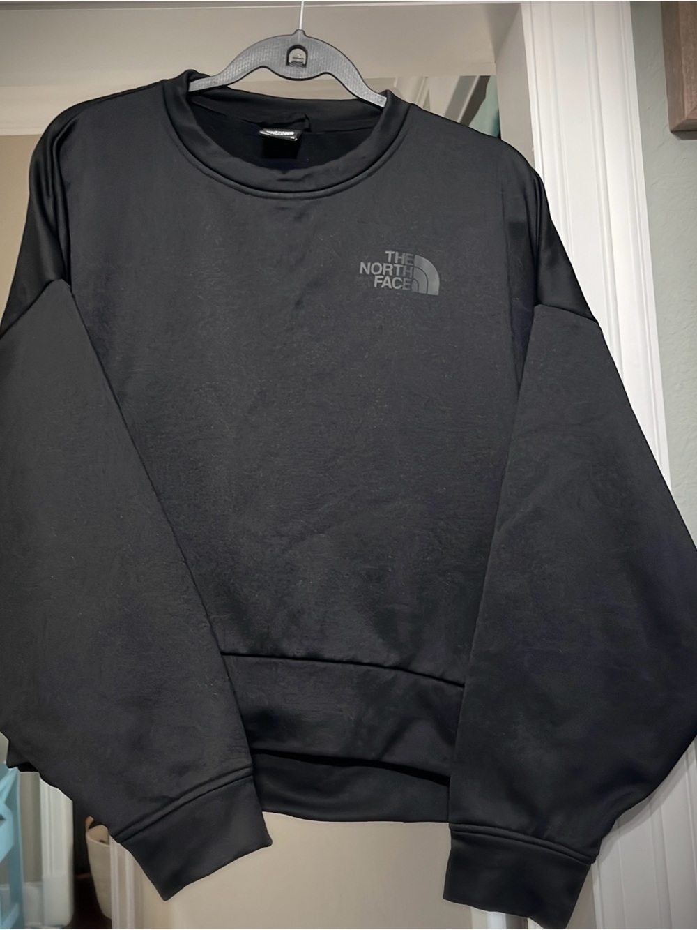 The North Face WOMEN’S Black Crewneck Pullover Sweatshirt